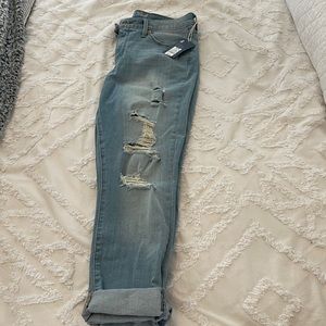 Universal thread light wash ankle distressed jean